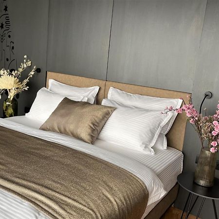 Arka Art Hotel Тирана Экстерьер фото A bed with bed linen