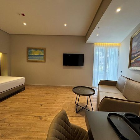 Arka Art Hotel Тирана Экстерьер фото A room at the hotel