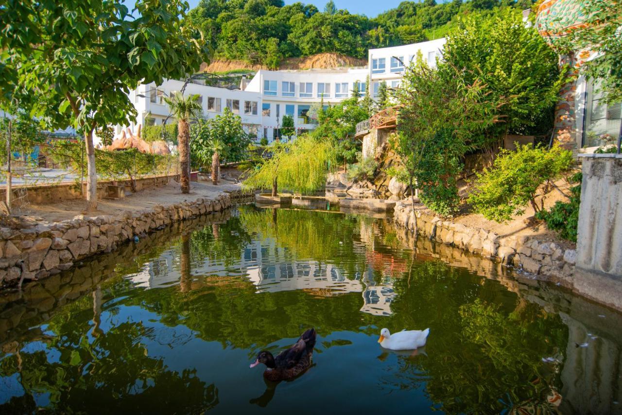 Arka Art Hotel Тирана Экстерьер фото The duck pond