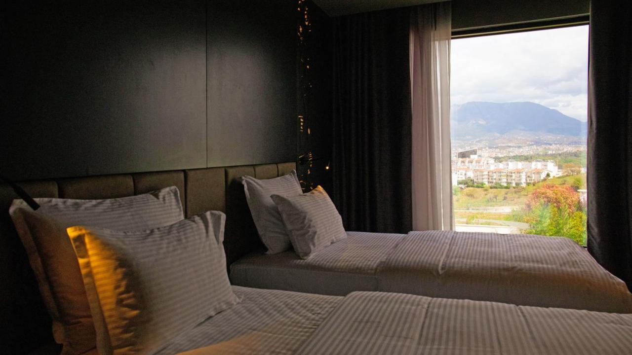 Arka Art Hotel Тирана Экстерьер фото A room at the hotel