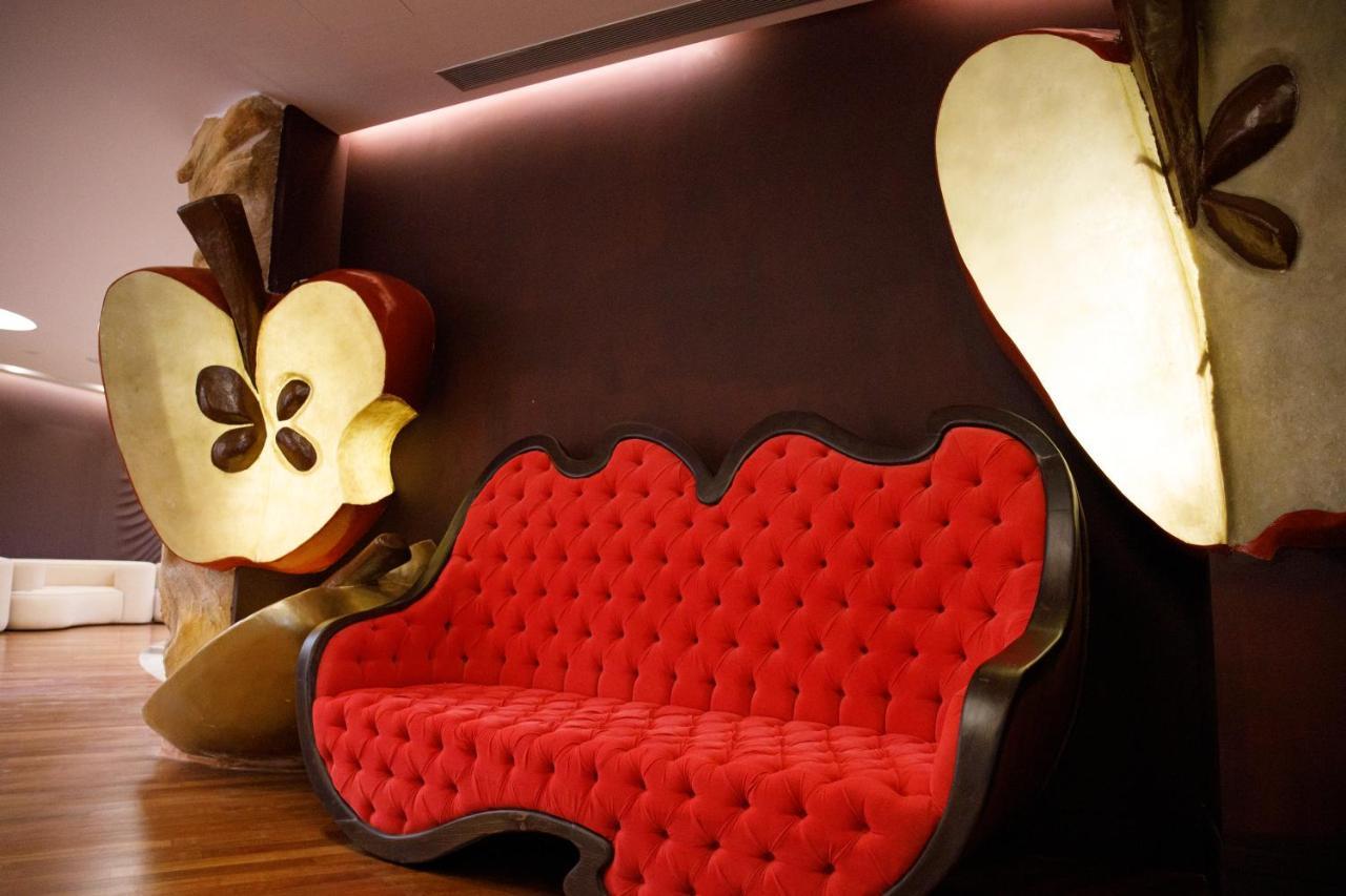 Arka Art Hotel Тирана Экстерьер фото The Apple sofa