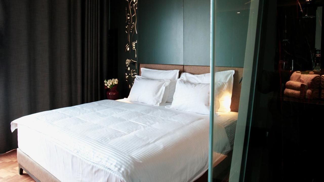 Arka Art Hotel Тирана Экстерьер фото A bed with white sheets