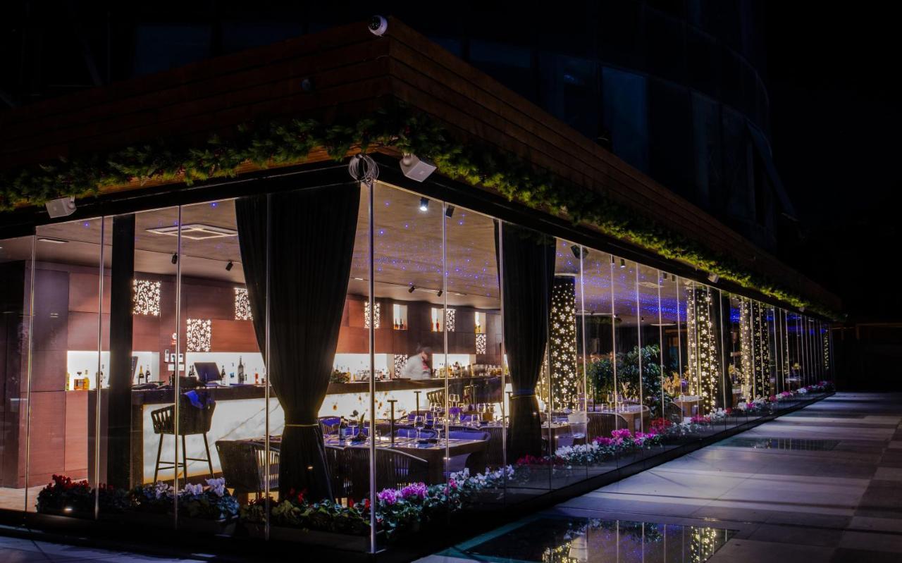 Arka Art Hotel Тирана Экстерьер фото The restaurant at night