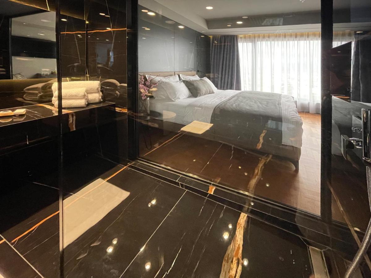 Arka Art Hotel Тирана Экстерьер фото A room at the hotel