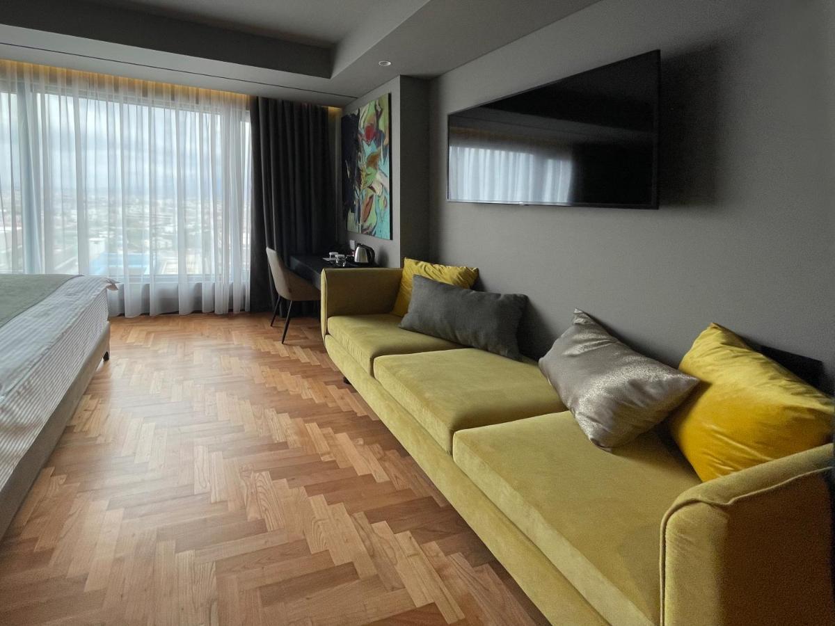 Arka Art Hotel Тирана Экстерьер фото A suite at the hotel