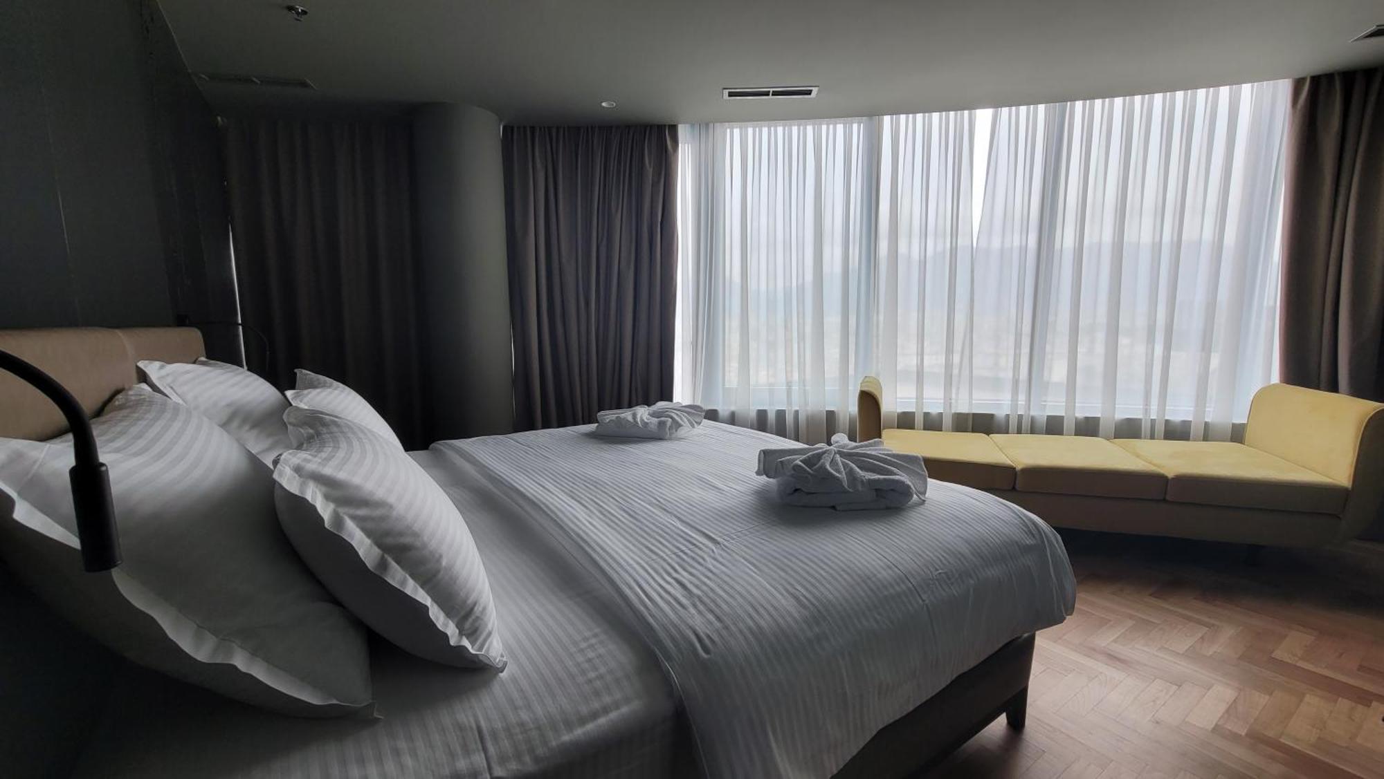 Arka Art Hotel Тирана Экстерьер фото A bedroom at the hotel