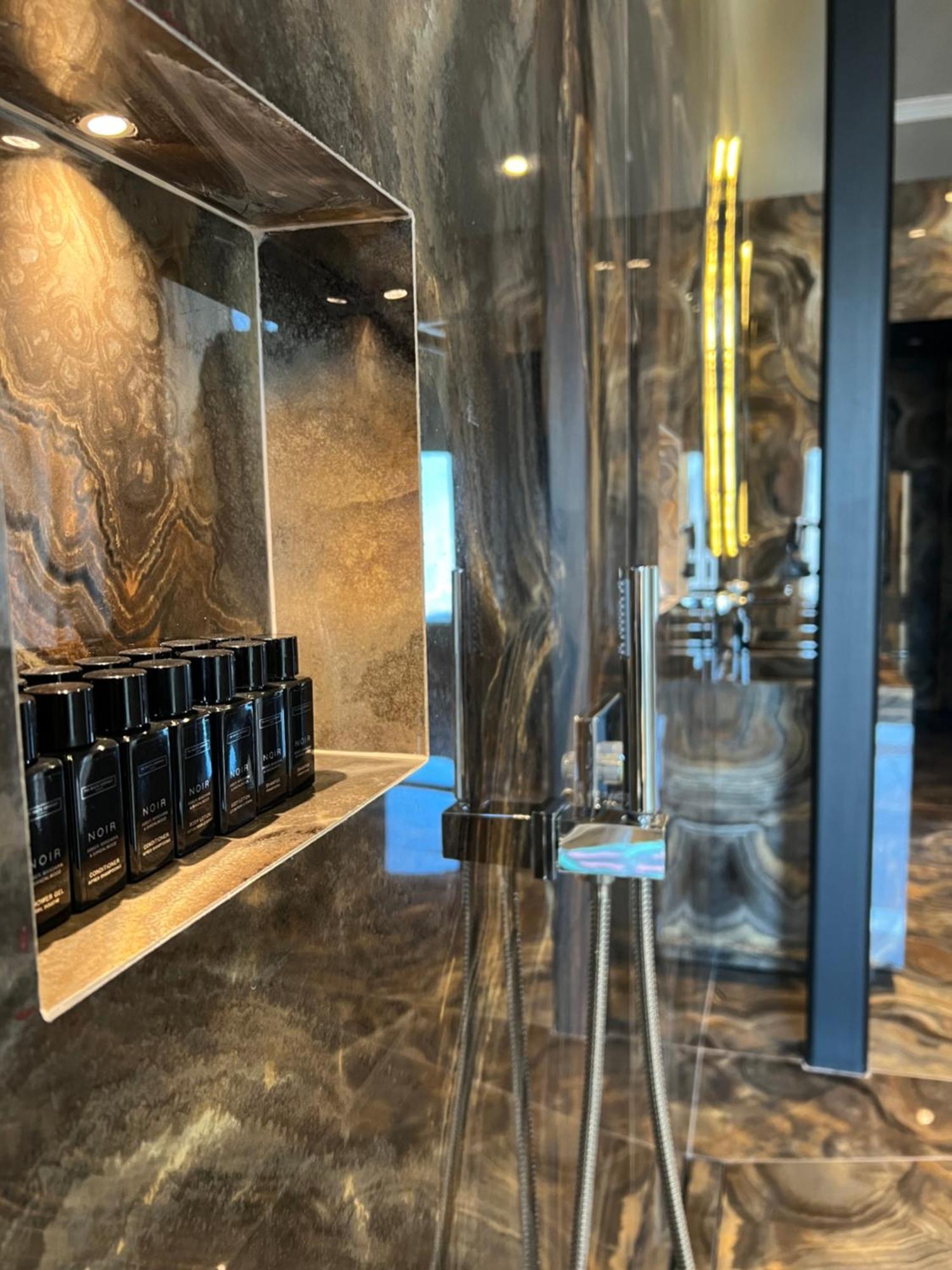 Arka Art Hotel Тирана Экстерьер фото A typical shower
