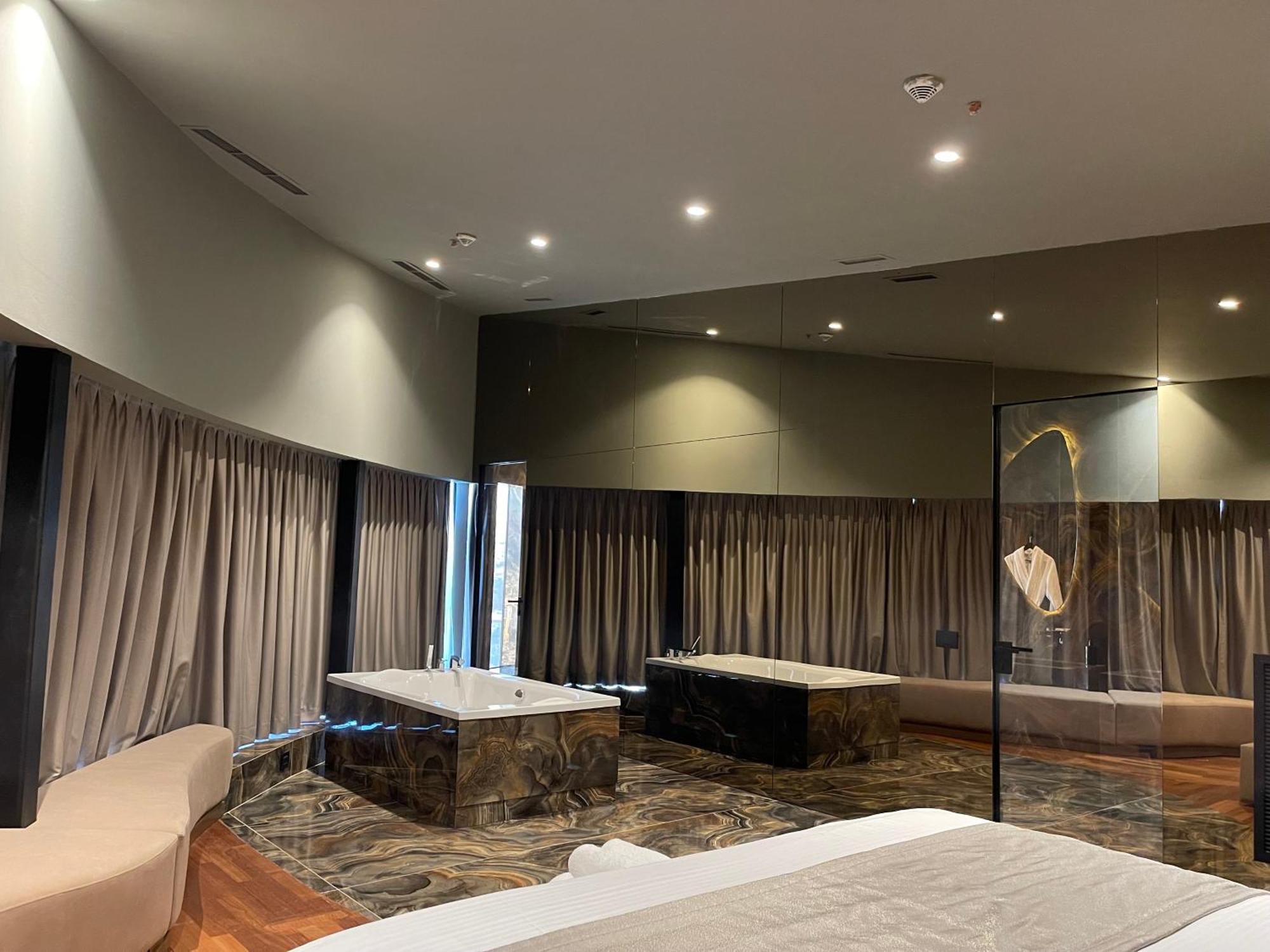 Arka Art Hotel Тирана Экстерьер фото A suite at the hotel
