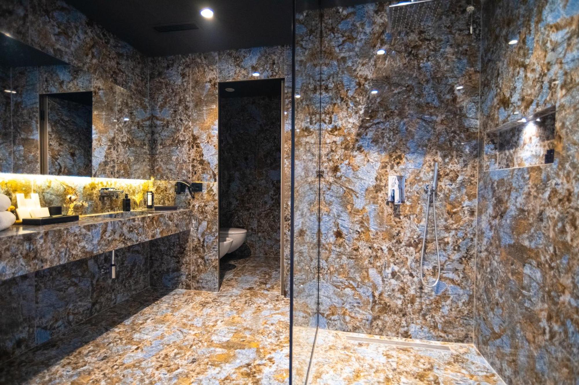 Arka Art Hotel Тирана Экстерьер фото Bathroom in the hotel