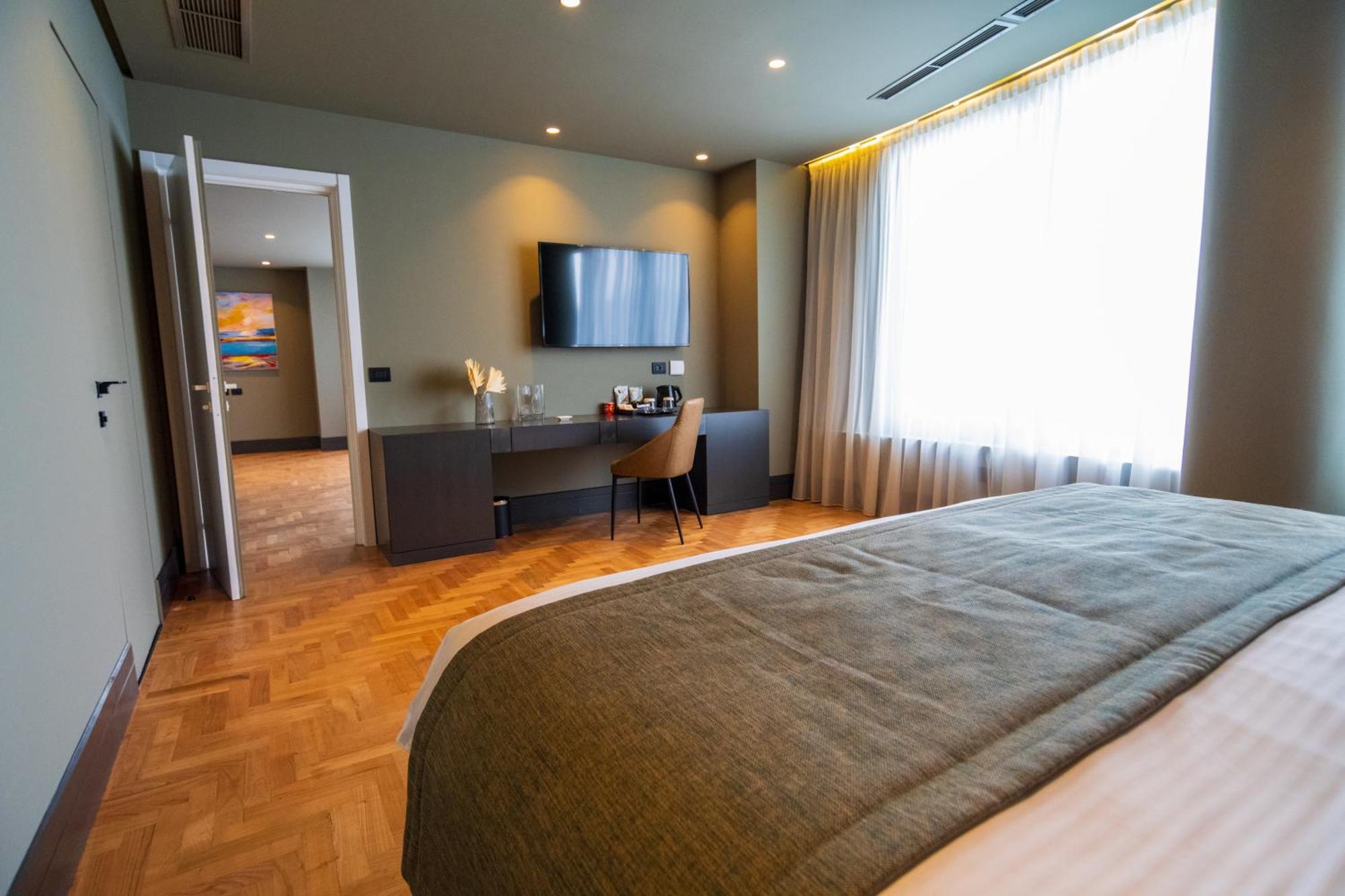 Arka Art Hotel Тирана Экстерьер фото A room at the hotel