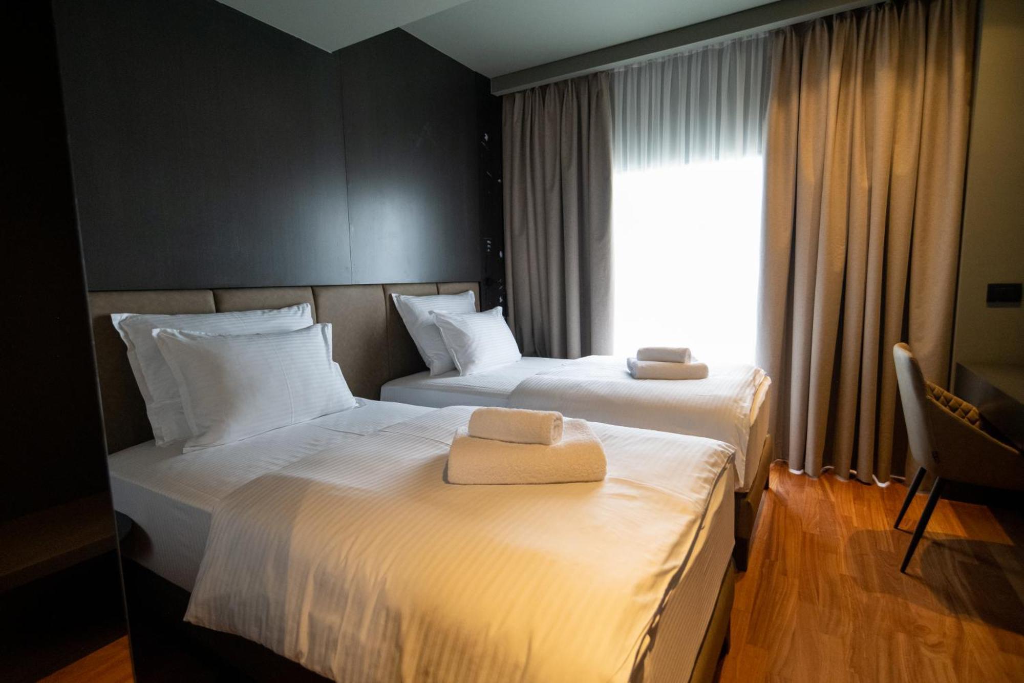 Arka Art Hotel Тирана Экстерьер фото A room at the hotel