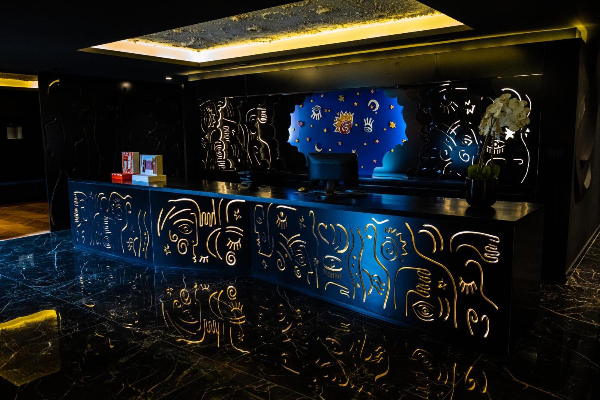 Arka Art Hotel Тирана Экстерьер фото The reception desk at the hotel