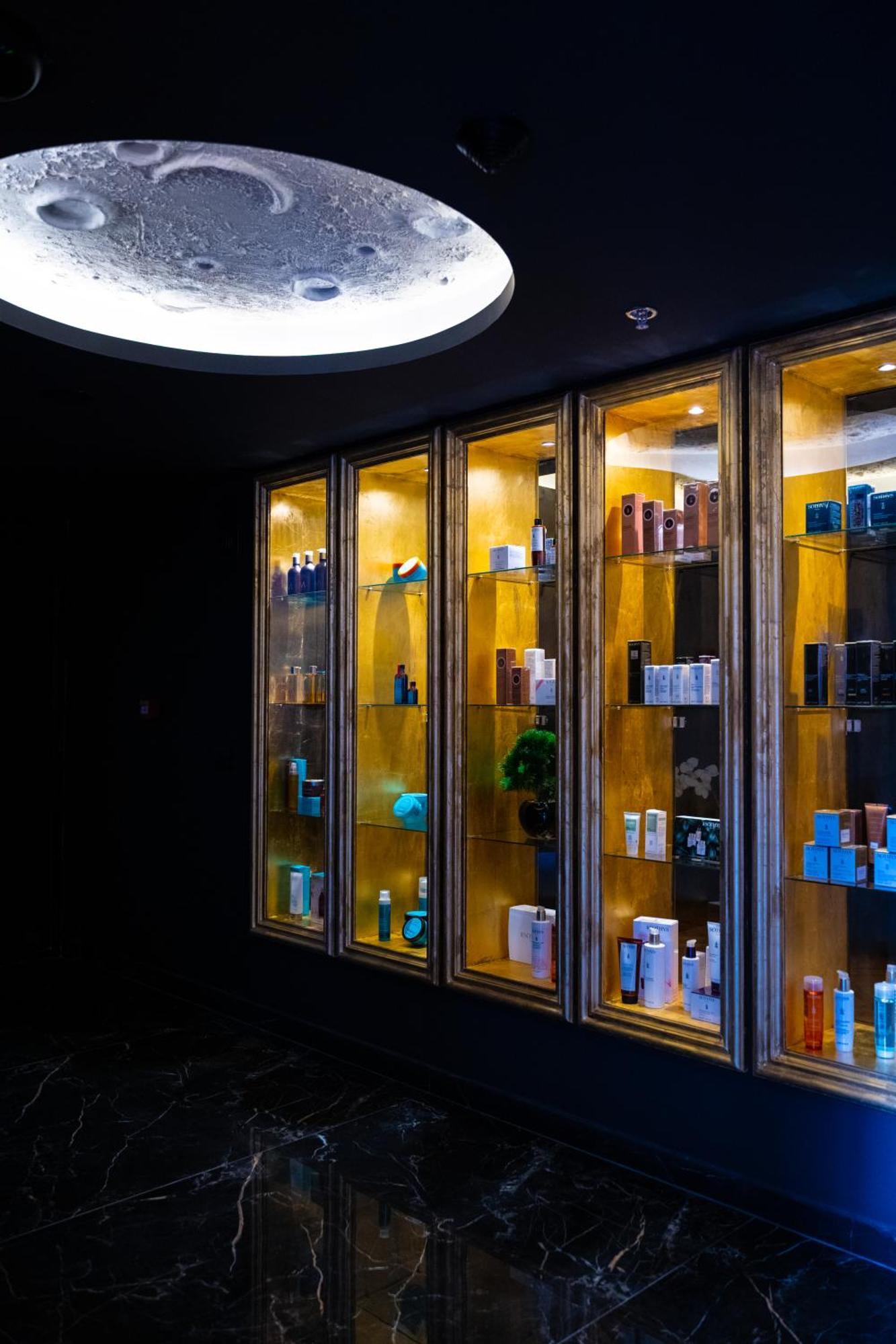 Arka Art Hotel Тирана Экстерьер фото A display of products at a salon