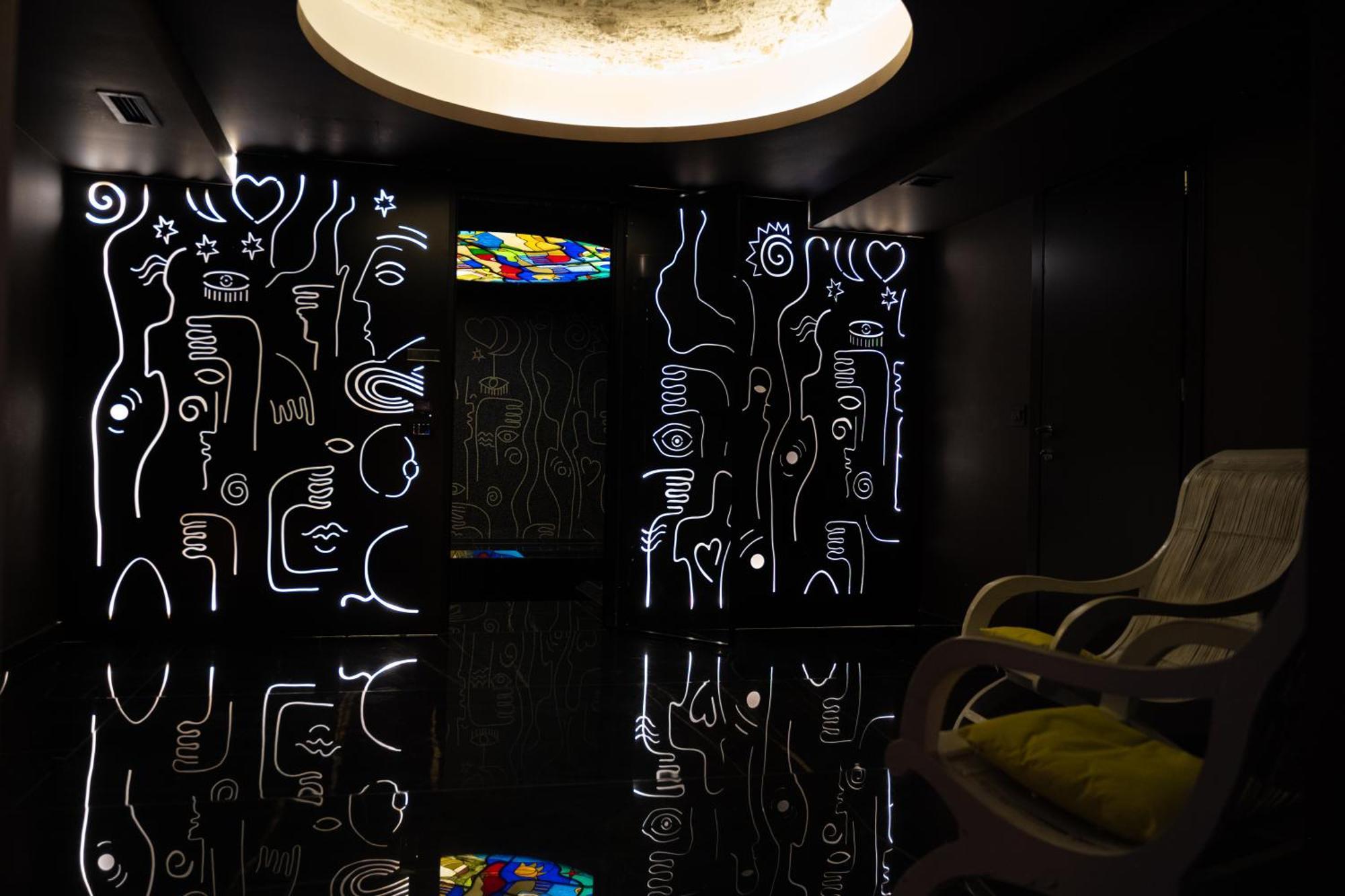 Arka Art Hotel Тирана Экстерьер фото The interior of the elevator