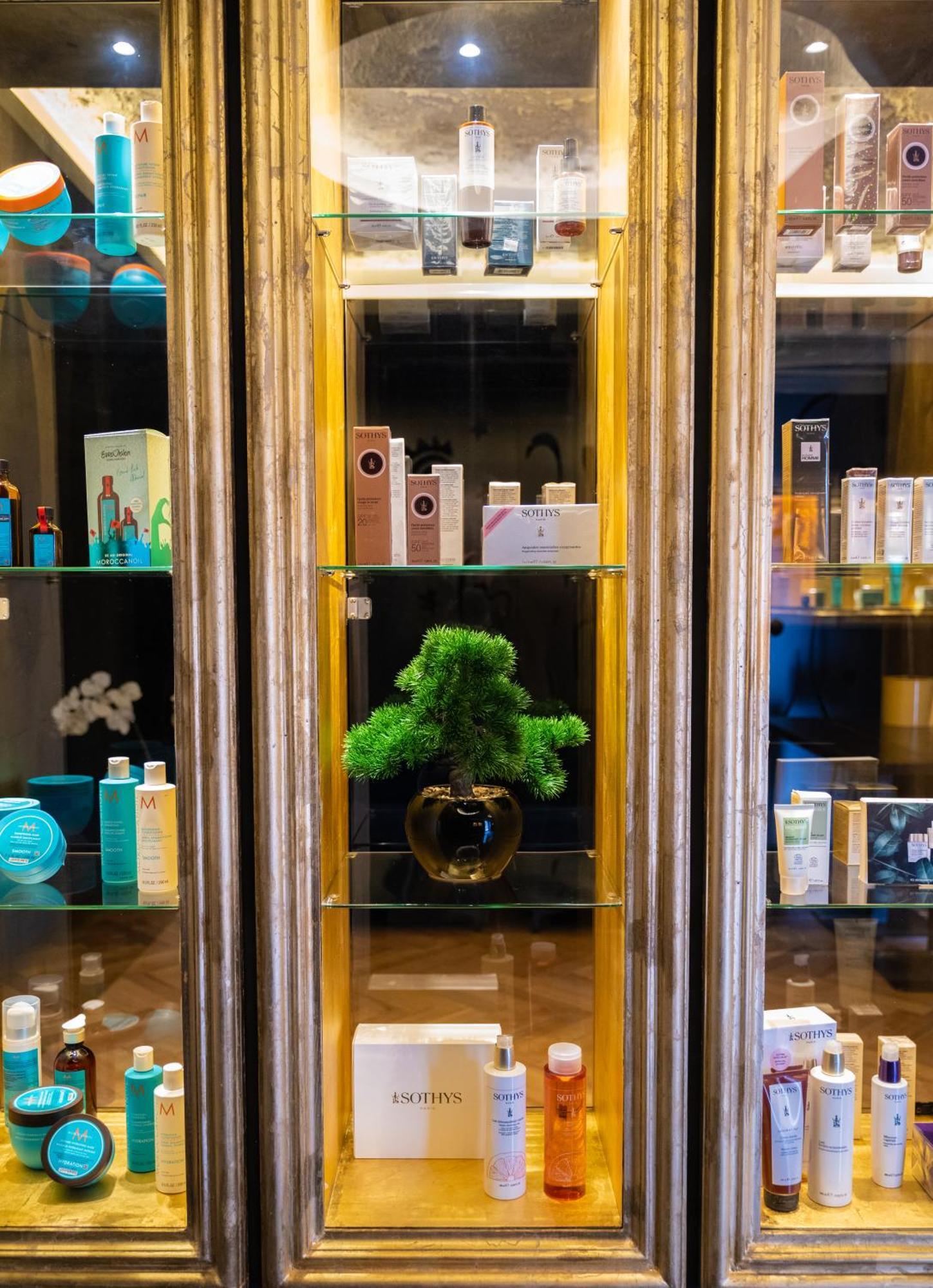 Arka Art Hotel Тирана Экстерьер фото A display of various skincare products