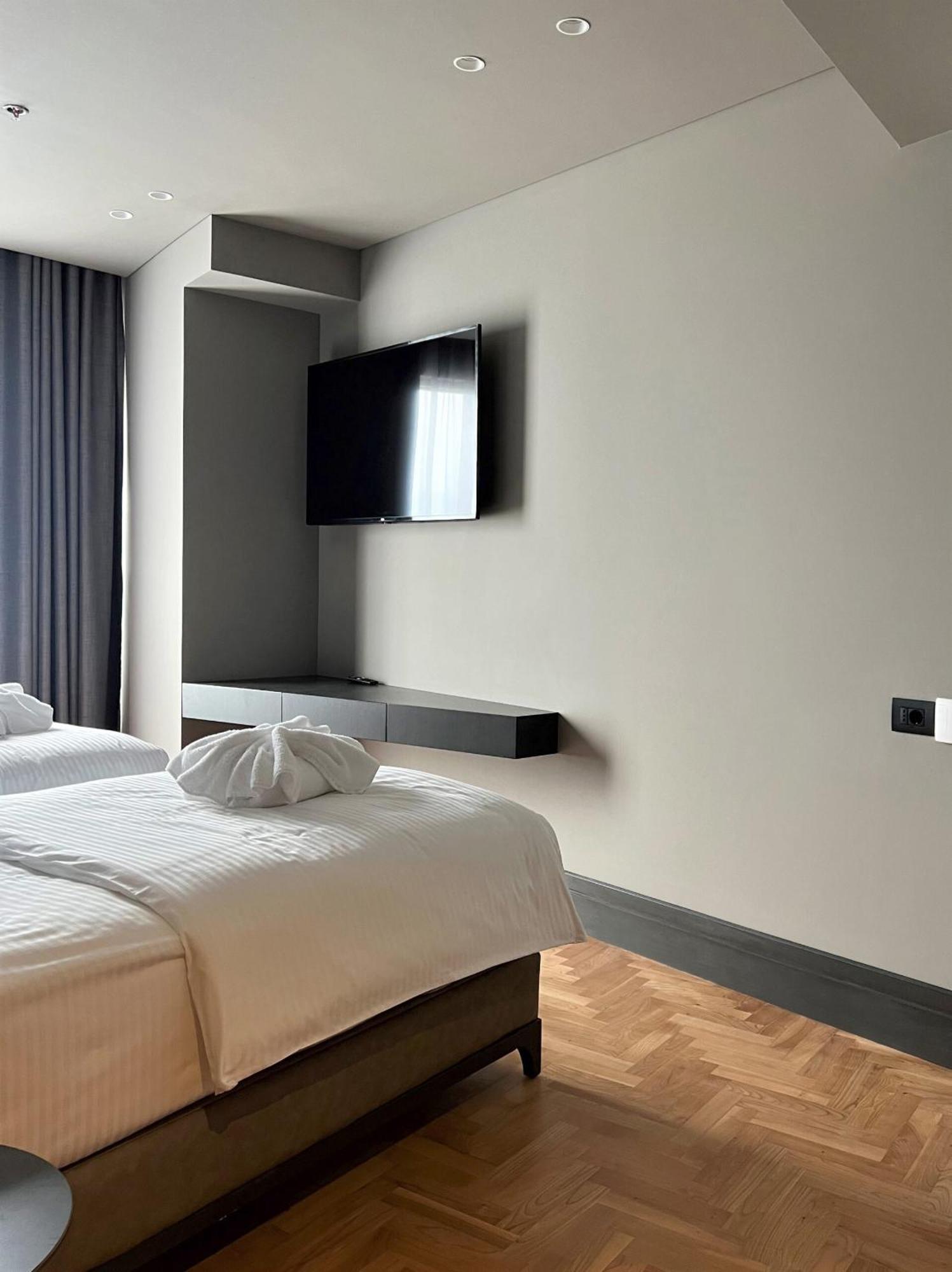 Arka Art Hotel Тирана Экстерьер фото A room at the hotel