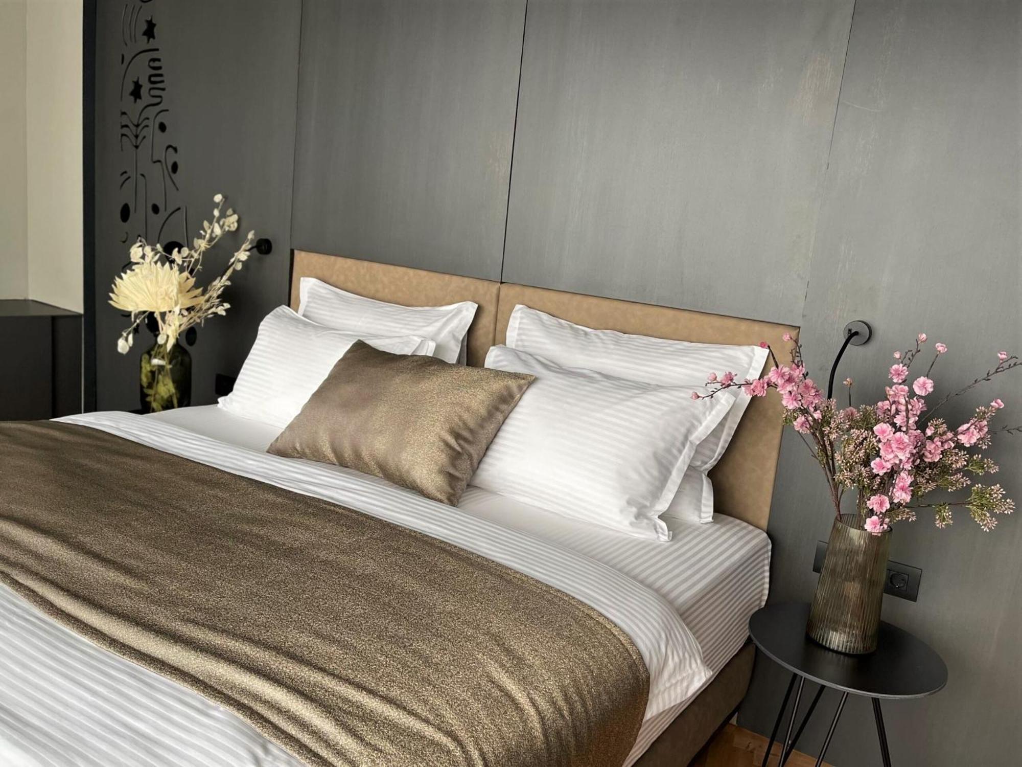 Arka Art Hotel Тирана Экстерьер фото A bed with bed linen