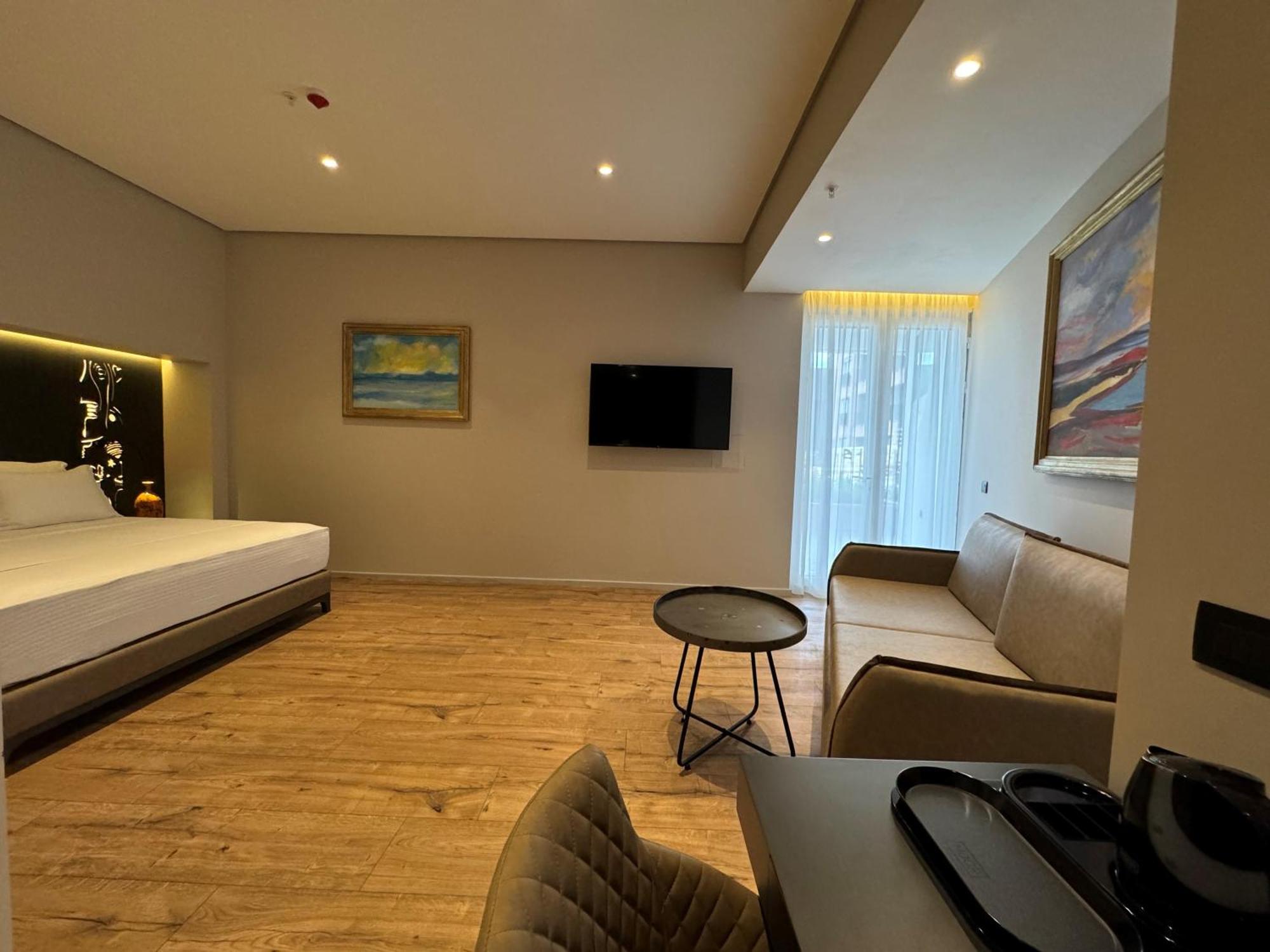 Arka Art Hotel Тирана Экстерьер фото A room at the hotel