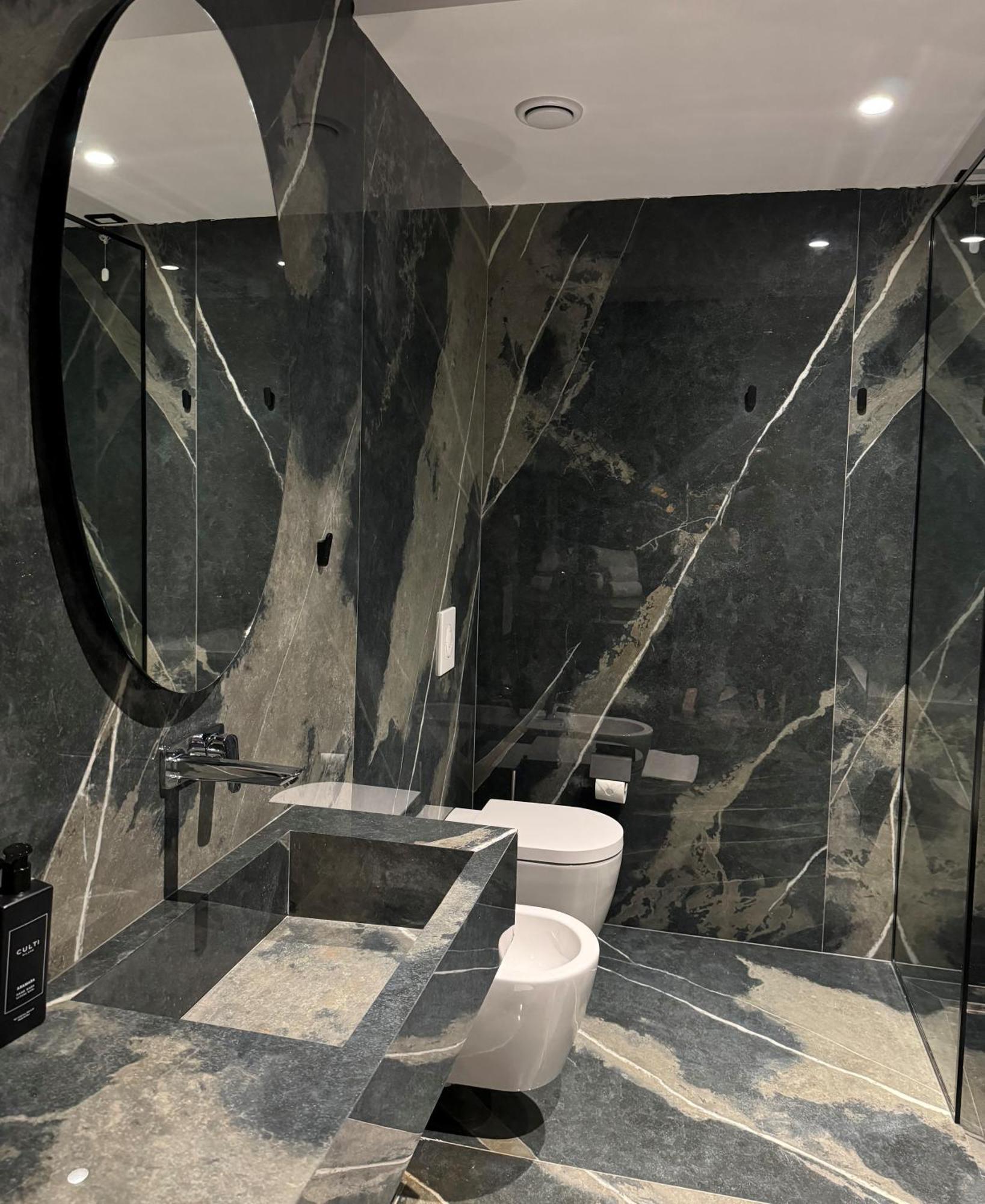 Arka Art Hotel Тирана Экстерьер фото Bathroom in the house