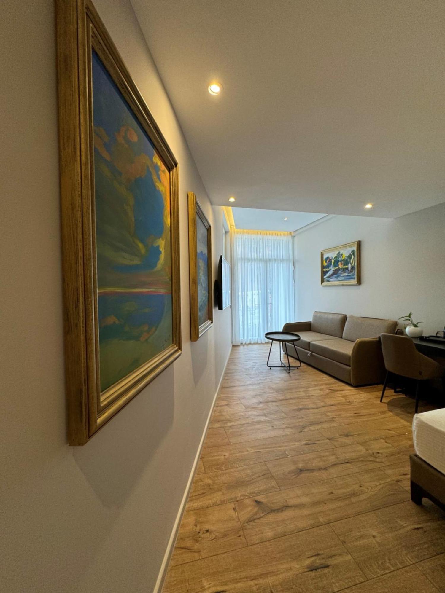 Arka Art Hotel Тирана Экстерьер фото A suite at the hotel