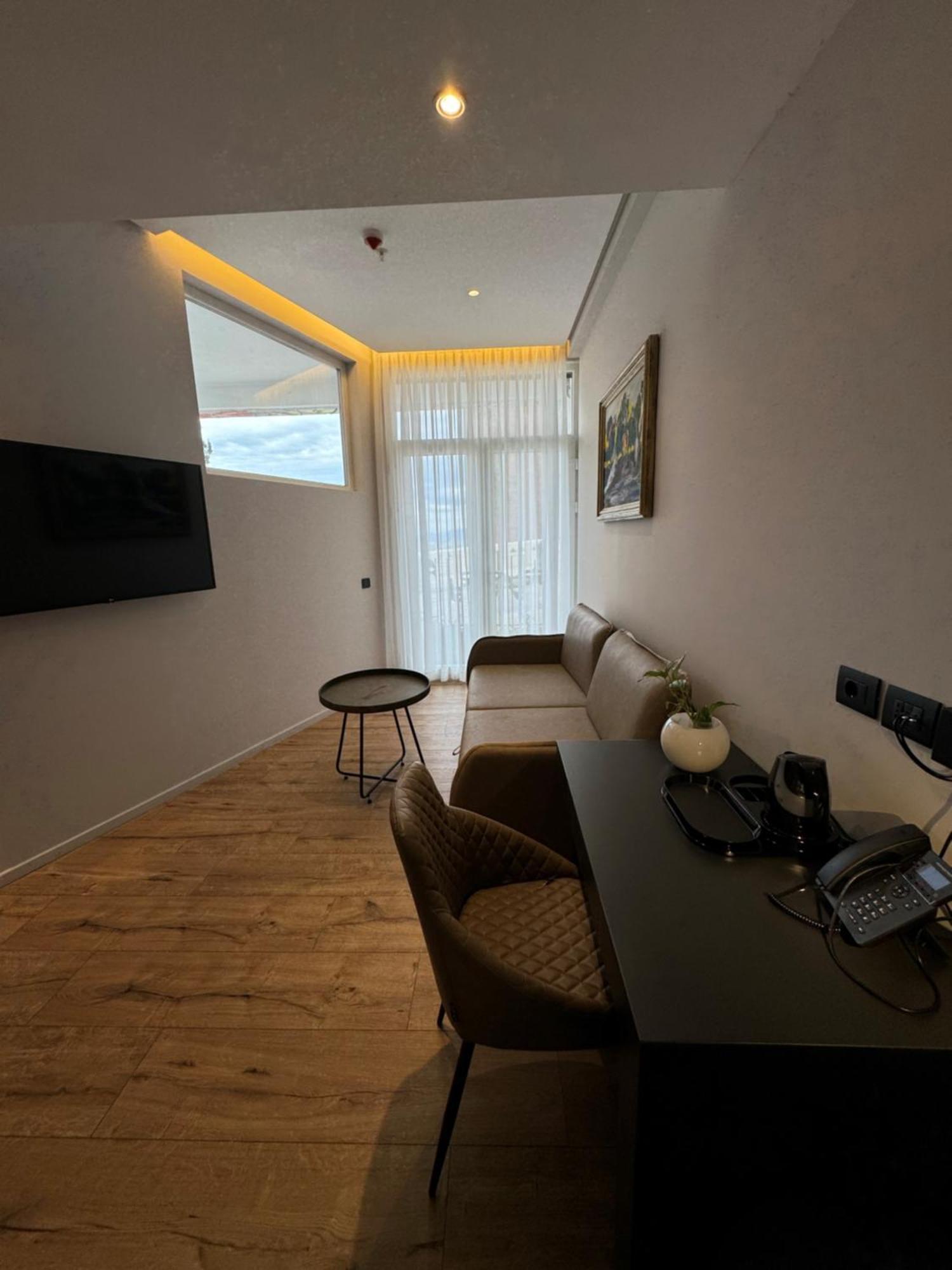 Arka Art Hotel Тирана Экстерьер фото A room at the hotel